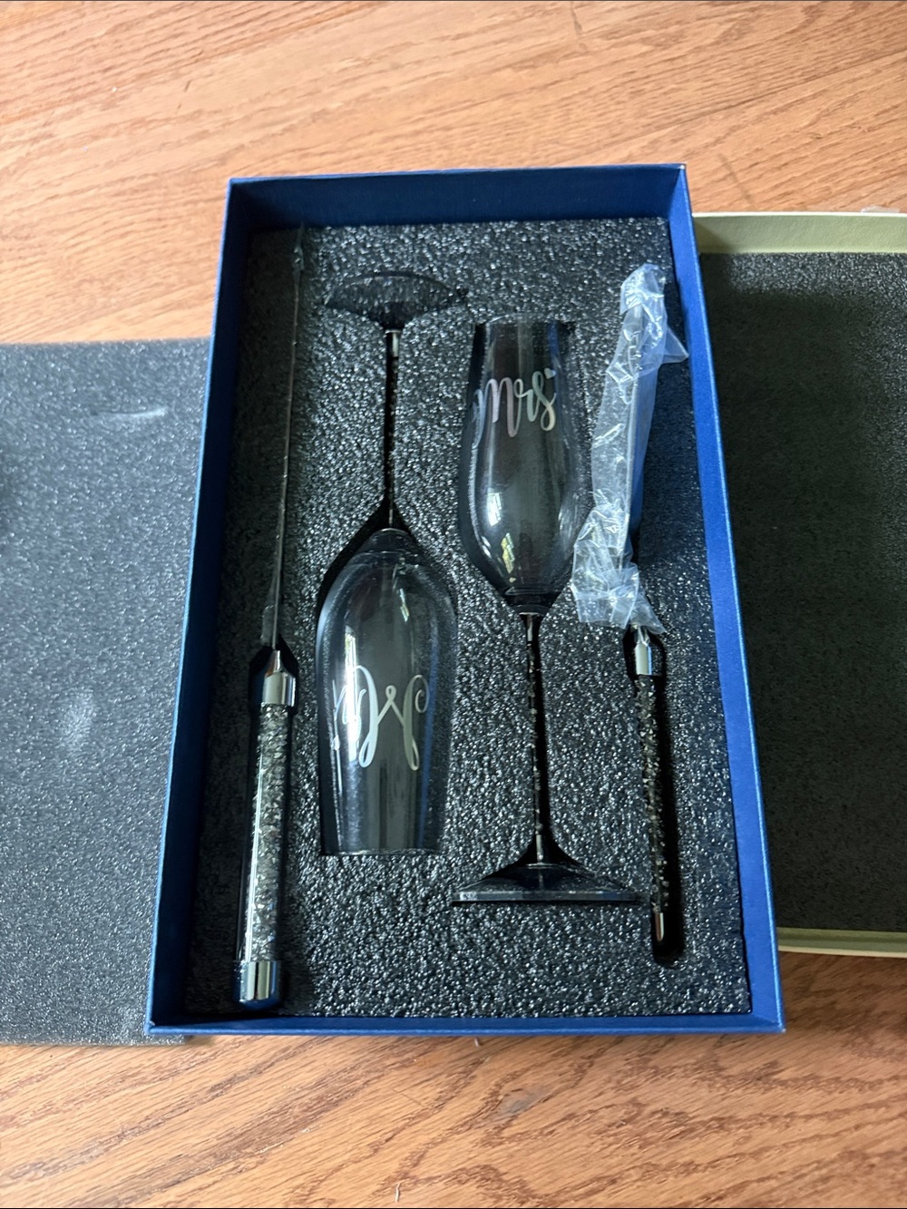 Elegant Black 'Mr & Mrs' Champagne Flute Set